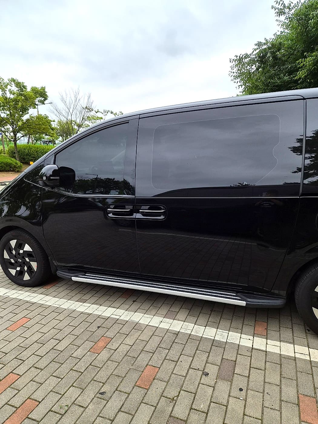 Hyundai Staria Lounge Black Side Exterior
