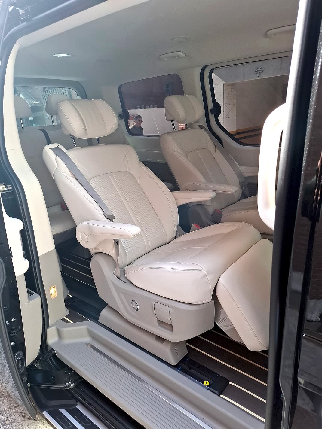 Hyundai Staria Lounge 2nd Row Captain Seats