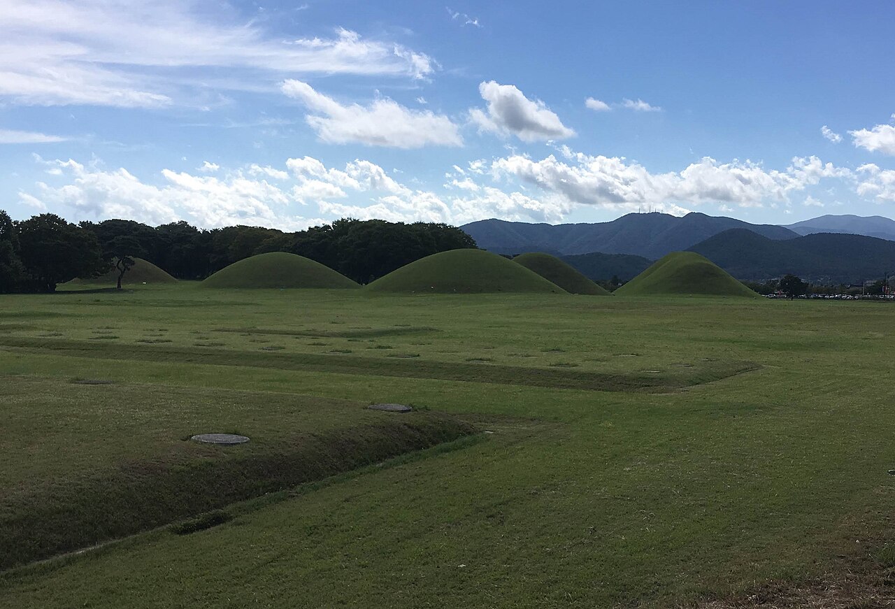Daereungwon Ancient Tombs (대릉원) 2