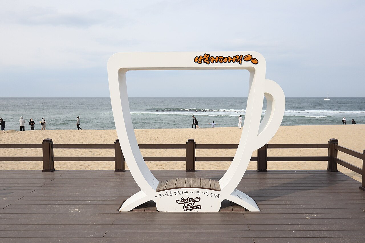 Anmok Beach Coffee Street (강릉 안목해변 커피거리) 2